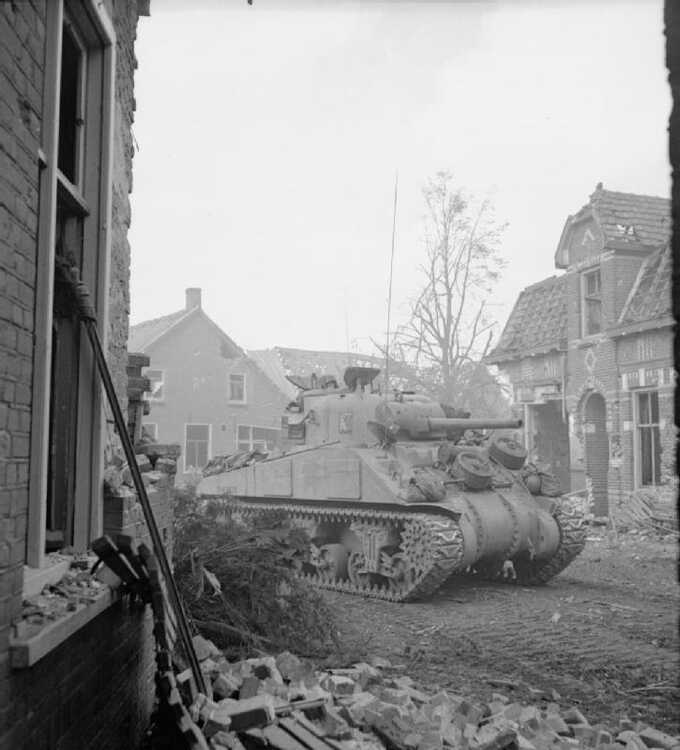 Britse Tank tijdens Slag om Overloon (foto: No 5 Army Film & Photographic Unit)
