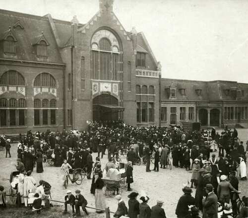 Belgische vluchtelingen bij station Roosendaal in 1914. (Foto: Gemeentearchief Roosendaal)