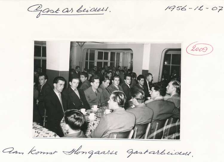 Hongaren in de kantine van Vlisco, net na hun aankomst in Nederland. (Foto: fotograaf onbekend, 7 december 1956, Archief Vlisco Netherlands B.V.)