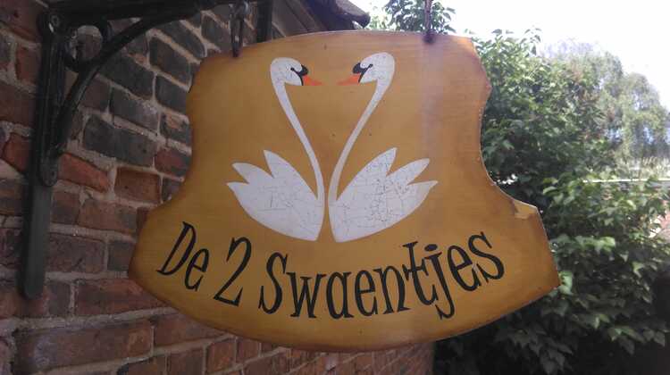 Uithangbord met daarop twee zwanen en het onderschrift "De 2 Swaentjes". Te vinden op het bakhuisje achter de voormalige herberg De Gekroonde Swwaen aan de heuvelstraat. (Foto: Martijn de Laat)