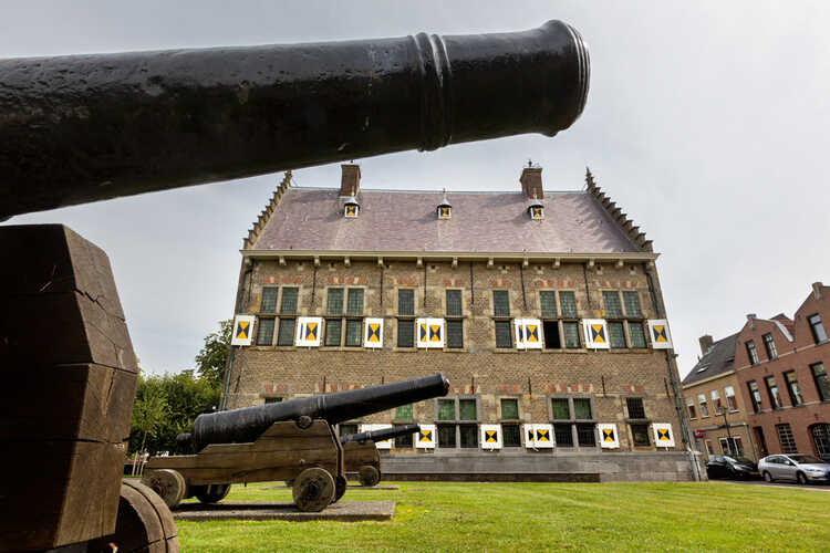 Kanonnen achter het stadhuis van Klundert. (Foto: Marc Bolsius, Erfgoed Brabant)