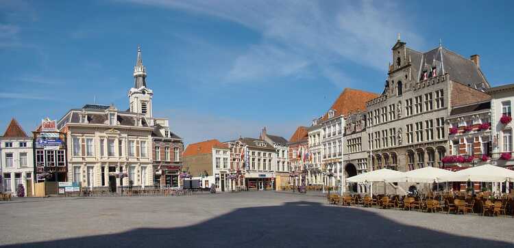 De Grote Markt in Bergen op Zoom. (Foto: Arch, 2010, Wikimedia Commons)