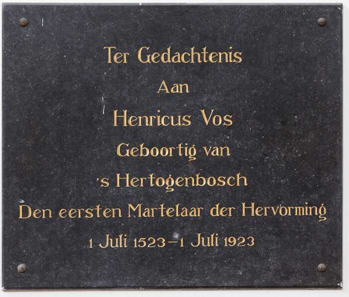 Gedenkplaat voor Hendrik Vos. (Foto: Marc Bolsius, Erfgoed Brabant)