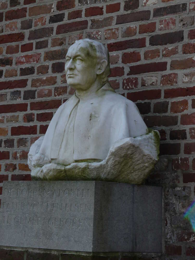 Buste van boerenapostel Gerlacus van den Elsen tegen de Kerk van Sint-Jans Onthoofding in Gemert. (Foto: G. Lanting, Wikimedia Commons)