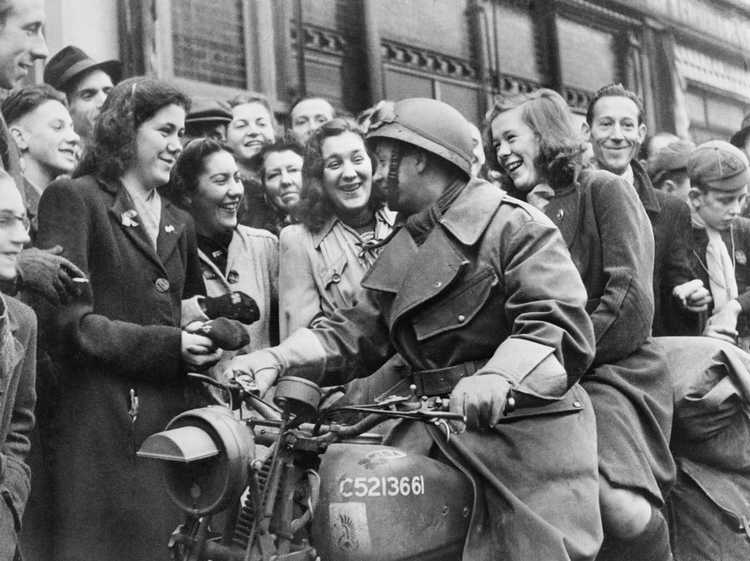 Een Poolse soldaat geniet van de aandacht na de bevrijding van Breda. (Bron: Anoniem, 1944, Imperial War Museums)