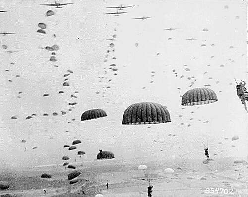 Parachutisten tijdens Market Garden. (Foto: Anoniem, 1944, National Archives and Records Administration)