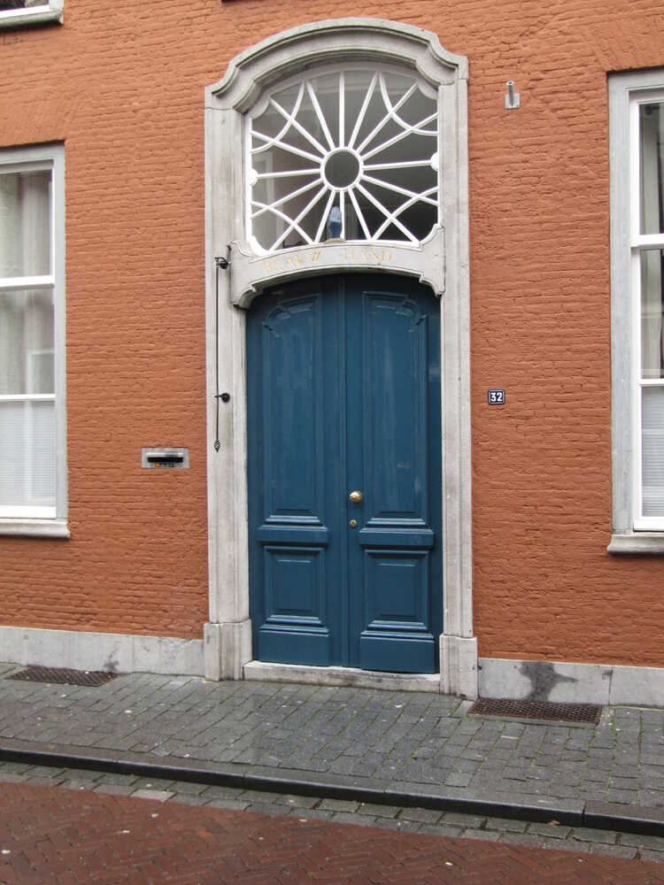 De Blauwe hand in Bergen op Zoom. Bovenop de deurpost staat nog altijd een blauwe hand. (Bron: Michiel1972)
