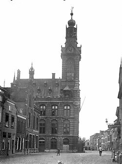 Het stadhuis van Heusden in 1916. De toren werd in 1944 verwoest. (Bron: Rijksdienst voor het Cultureel Erfgoed)