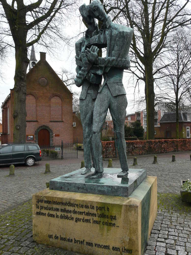 Het standbeeld van Vincent en Theo van Gogh in Zundert.