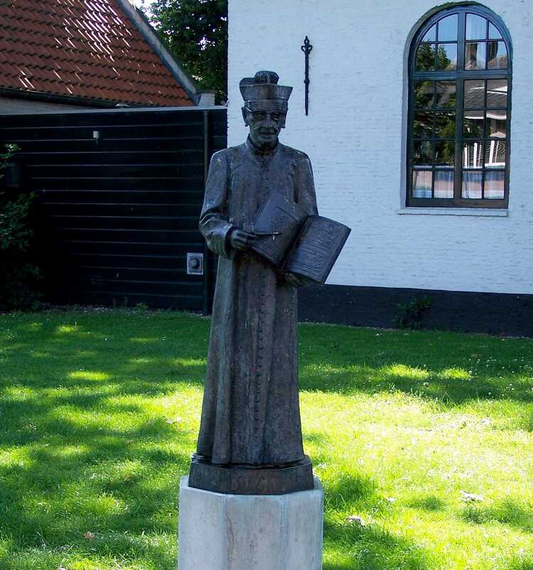 Standbeeld van pastoor Willem BInck in Alphen