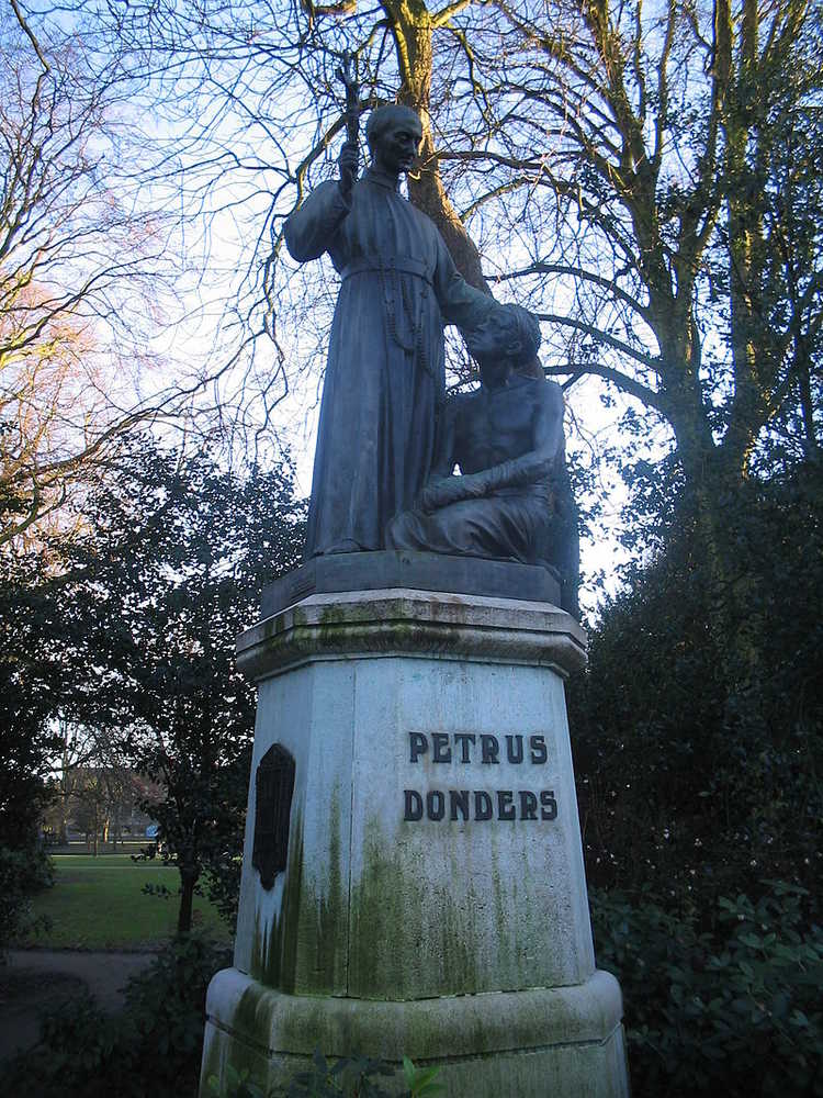 Donders Tilburg standbeeld.jpg