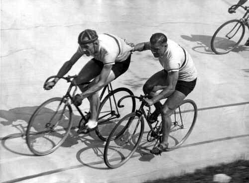 Aflossing tussen Jan Pijnenburg (rechts) en Janus Braspennincx, 16 september 1933.