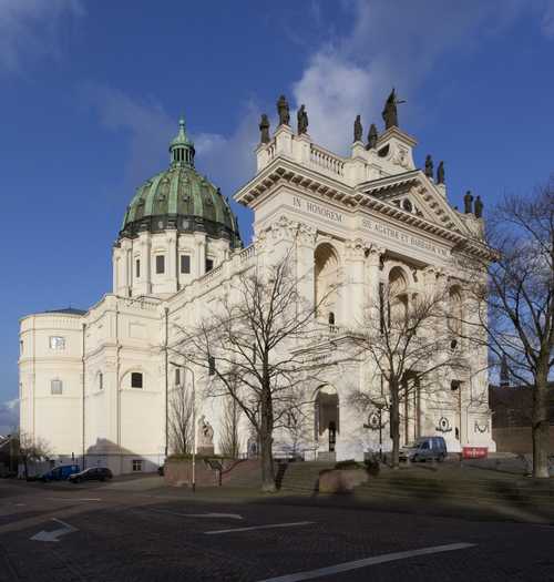 Basiliek Van De Heilige Agatha En Barbara: Overzicht noordgevel en koorzijde met koepel