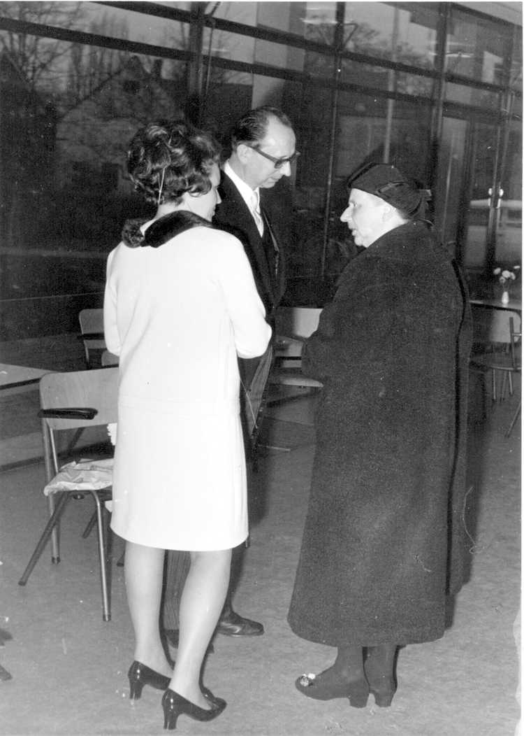 05273 Gonda Niënhuis op de afscheidsreceptie van burgemeester Van Weegen in 1969. (Foto: Heemkundekring Land van Ravenstein)