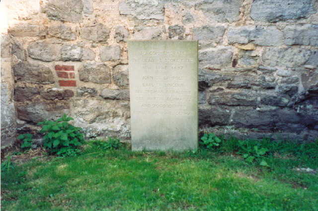 Gedenkplaat voor de gesneuvelden tijdens de Slag om Stoke Field (1487). Ook kapitein Martin Zwart wordt genoemd. (Foto: Peter Mattock, Wikimedia Commons, 2000)
