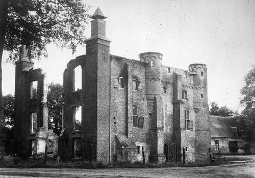 Groot Kasteel van Deurne in 1945, RCE, Commons
