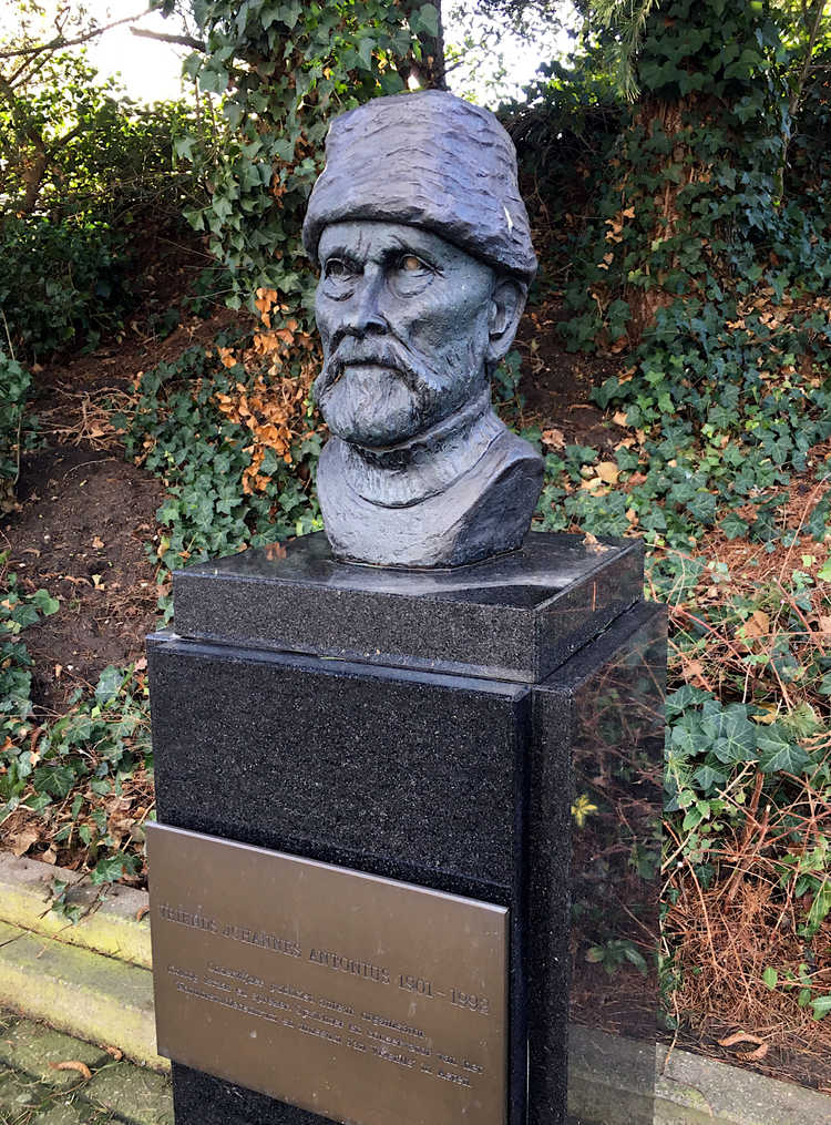 Buste van Jan Vriends door Geert Kunen in Asten. (Foto: WoodenSpoon, 2019, Wikimedia Commons)