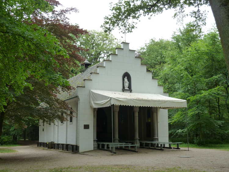 De kapel van de Heilige Eik te Oirschot. (Foto: Romaine, 2012, Wikimedia Commons)