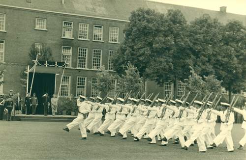 Breda juli 1953 -Koningin Juliana bedankt zich bij de Indonesische cadetten voor hun hulp tijdens de Watersnood (1)