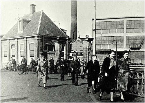 Uitgaan van de fabriek firma P.F. van Vlissingen en Co (Vlisco) in Helmond. (Foto: 1942, Regionaal Historisch Centrum Eindhoven)