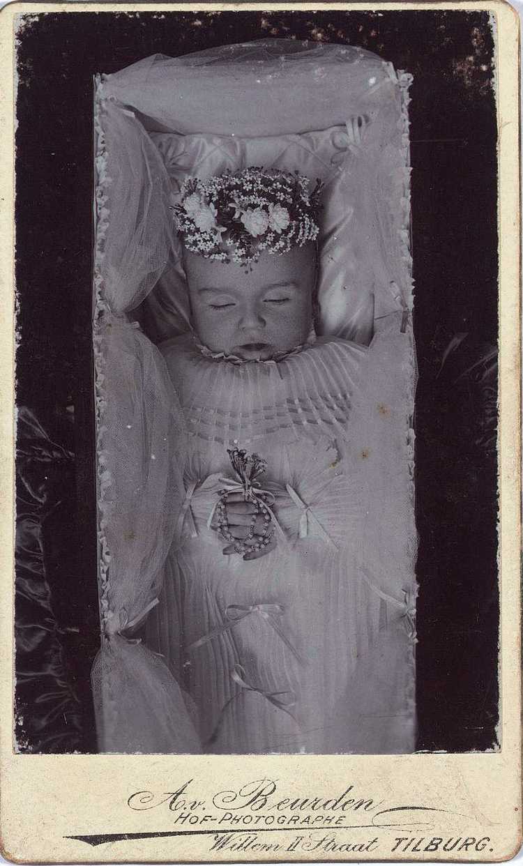 Een dood kindje gefotografeerd door Adriaan van Beurden in 1897.  (Bron: Regionaal Archief Tilburg)