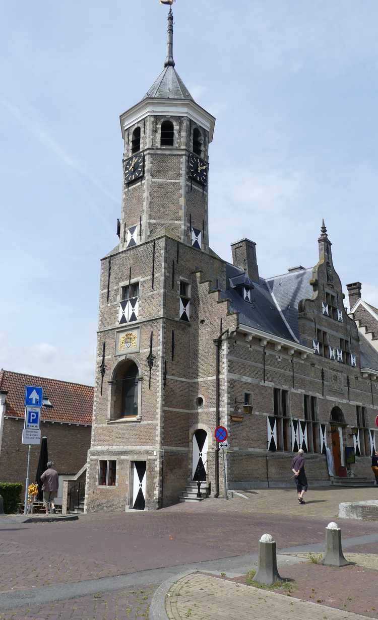 De toren en het voormalig raadhuis van Willemstad. (Foto: G. Lanting, 2018, Wikimedia Commons)