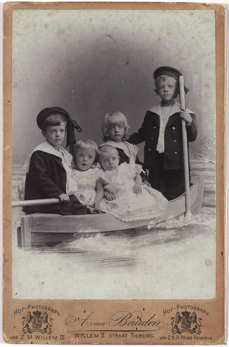 Vijf van de tien zonen van Emile J.C.M. JANSSENS (1860-1927), firmant van de wollenstoffenfabriek Janssens de Horion aan de Koestraat, en Henriëtte A.B. Feldbrugge (1866-1904). Foto: Adriaan van beurden, 1915, RAT