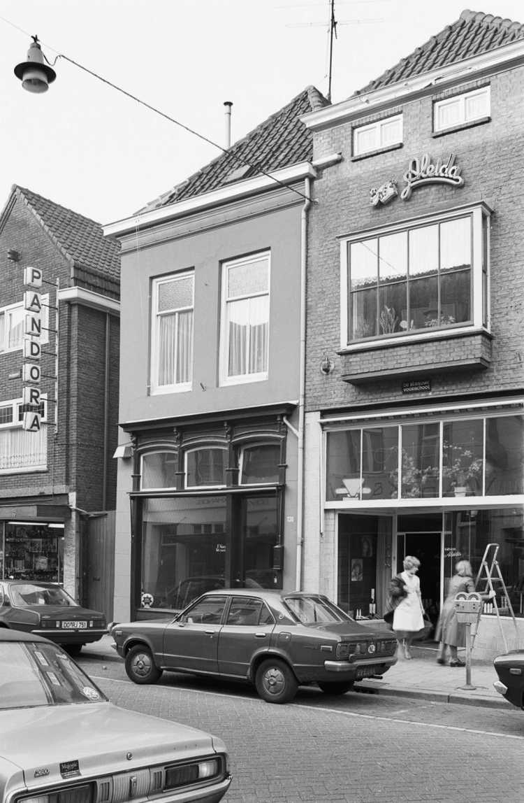 Voorgevel van Hinthammerstraat 138 in 's-Hertogenbosch. Achter deze gevel bevindt zich een zestiende-eeuws gebouw met een bijzondere muurschildering. (Foto: L. Tangel, 1978, Rijksdienst voor het Cultureel Erfgoed)
