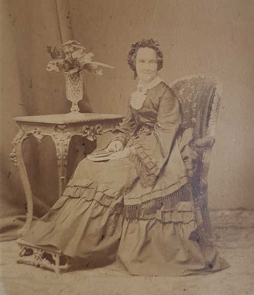 Foto van Anna Agnes Elisabeth. Archief Ernest van Ginkel. AYLVA RENGERS VAN BIJLANDT, Anna Agnes Elisabeth, genomen in Napels, 19 november 1872