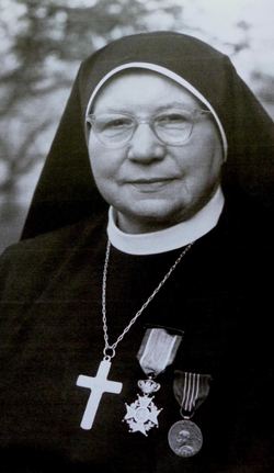 Zuster Veronica Seelen met haar onderscheidingen.