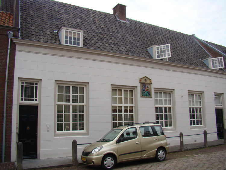 Putterstraat 42 te Heusden met een ingemetselde gevelsteen. Vroeger kwam het Sint-Jorisgilde samen in dit pand. (Foto: Arch, Wikimedia Commons)