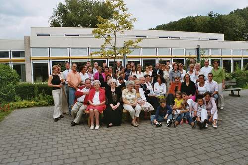 De nazaten van familie van Pater Henri Rutten, op de familie Rutten-Nouwens reünie in 2004 (foto: Eduard Aarts)