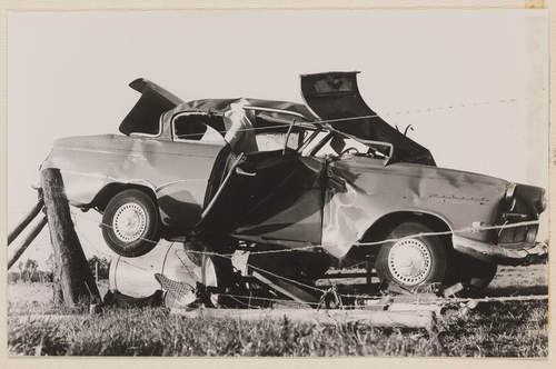 Foto van een auto getroffen door de windhoos van Chaam in 1967. (Foto: Rien Siers, Regionaal Archief Tilburg)