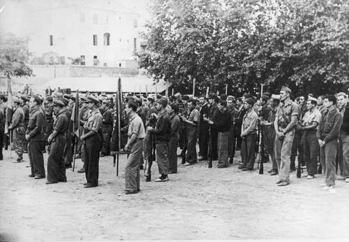 Leden van de XV Internationale Brigade worden toegsproken tijdens de slag om de Ebro.