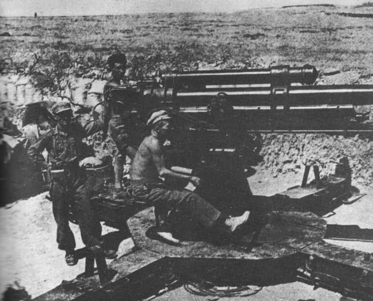 Republikeinse artillerie tijdens de slag om de Ebro. (Bron: Československý rok 1938, Wikimedia Commons)