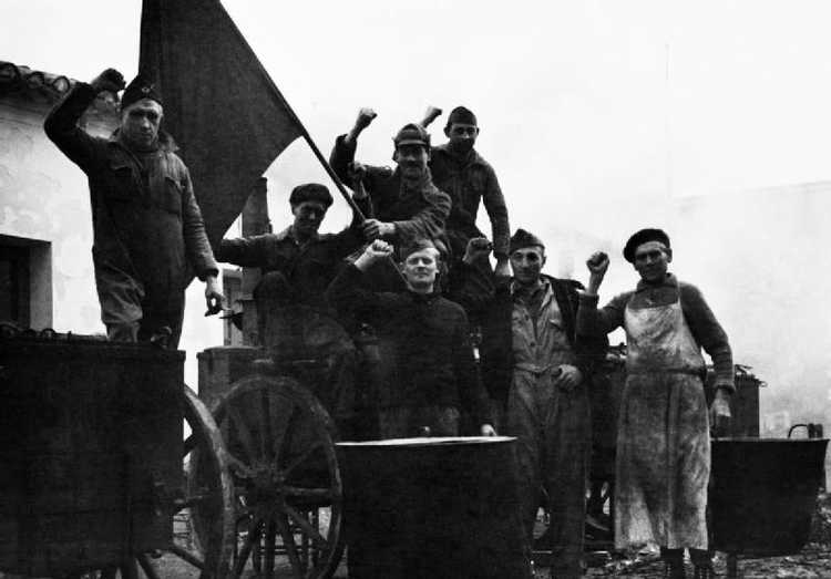 Leden van de Internationale Brigade geven het communistisch saluut in Albacete.