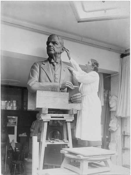 De beeldhouwster Gra Rueb aan het werk in haar Haagse atelier. (Foto: fotograaf onbekend, c. 1940, familie Rueb )