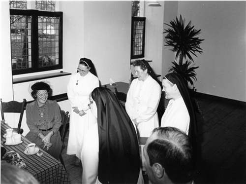 Koningin Beatrix op bezoek bij de Zusters van Liefde aan de Oude Dijk, 1983