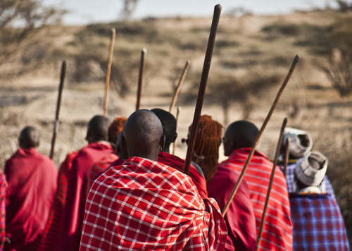 Een groep mensen uit de Maasai gemeenschap met verschillende geruite kledingstukken in 2011. (Foto: Anita Ritenour, Flickr)