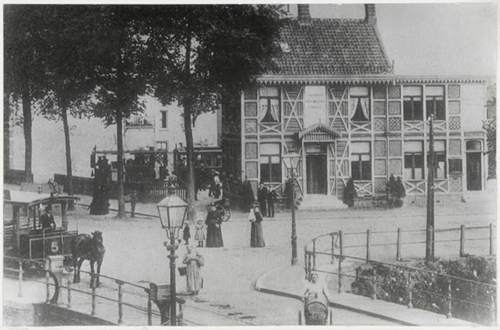 Station Haagpoort Breda omstreeks 1900. Aan de linkerkant van de afbeelding is een pardentram te zien. (Bron: Stadsarchief Breda)