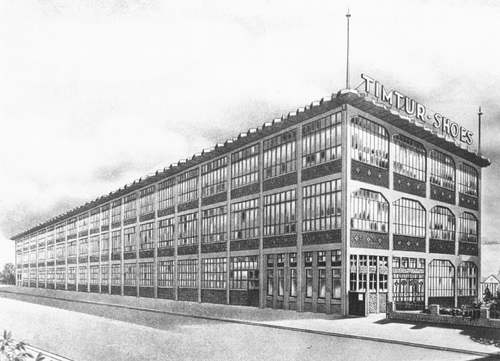 Een tekening van de TImtur schoenfabriek in Waalwijk in 1917. Het gebouw is in 1974 gesloopt. (Bron: onbekende auteur, Wikimedia Commons)