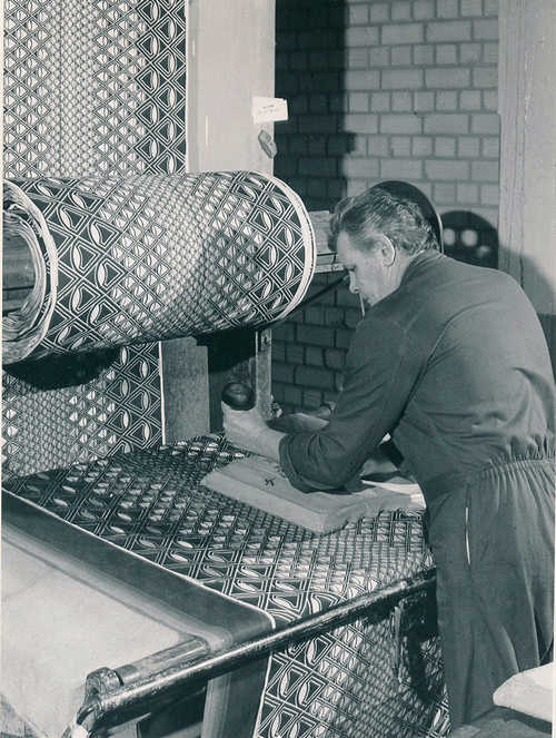 Een handdrukker aan het werk bij Vlisco (Bron: jaartal onbekend, Vlisco Archief)