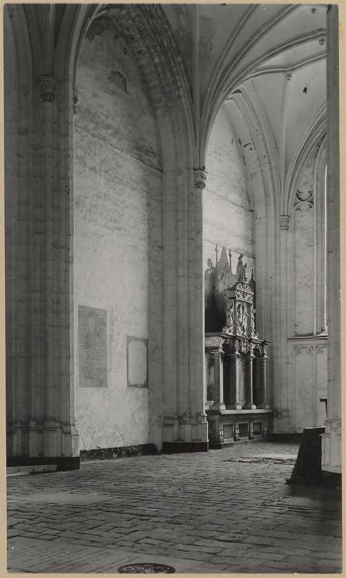 Ingang van de grafkelder van de Colyears in de Gertrudiskerk te Bergen op Zoom (midden-links) (Foto: D. Bolten, 1948, Rijksdienst voor het Culturele Erfgoed)