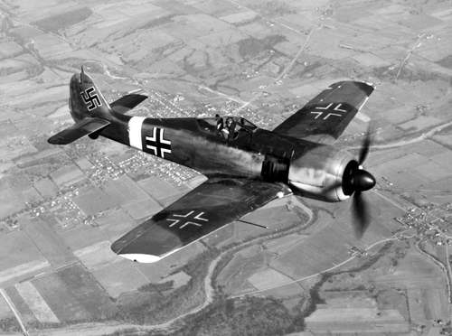 Een door het Amerikaanse leger buitgemaakte Duitse Focke Wulf 190 in de lucht. (Foto: National Museum of the US Air Force, ca 1942-1943, Wikimedia Commons)