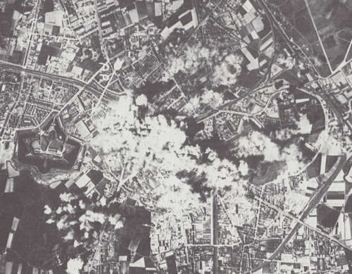 Een luchtbeeld van het bombardement op de ERLA-fabrieken in Mortsel, België. (Foto: 5april43.be, Wikimedia Commons)
