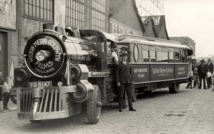 De ‘Trackless Train’ in de Nederlandse uitvoering met het opschrift ‘Wilton Metro Goldwyn Films Holland’. (Foto: fotograaf onbekend, 1926, Collectie Nationaal Archief/Spaarnestad Photo)