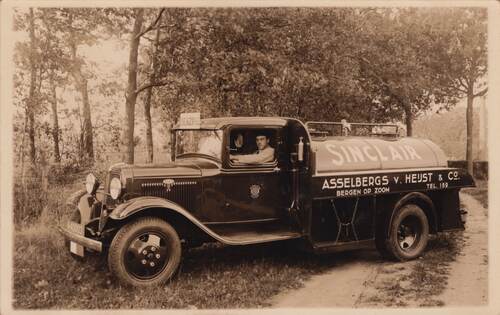 Tankwagen voor het vervoer van Sinco benzine van de firma Asselbergs, Van Heijst & Co. (Bron: fotograaf onbekend, circa 1935, collectie familie Asselbergs)