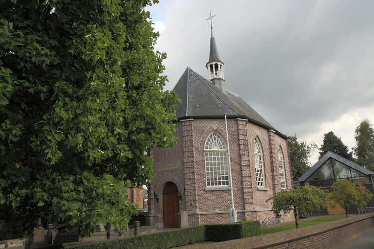 De Boxtelse Protestantse kerk uit 1812 is door middel van een glazen corridor verbonden met de rechts zichtbare aanbouw De Schakel, het gemeenschapsgebouw, De kerk is gebouwd in de hof van Lauwerens van Exel, die op 13 december 1809 werd aangekocht voor tweehonderd gulden. (Foto: 2021, Ruud van Nooijen).