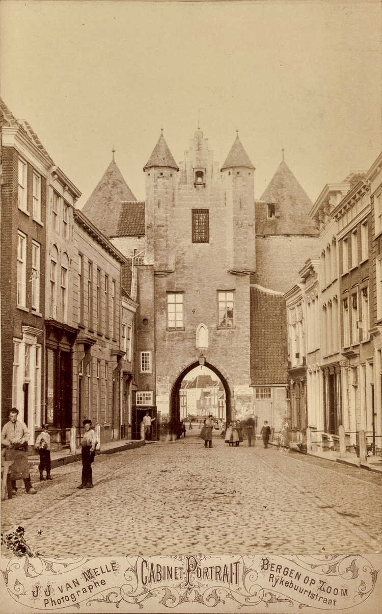 De Lievevrouwestraat gezien naar de Gevangenpoort. Kabinetfoto uit ca. 1870-ca. 1890. (Bron:  J.J. van Melle, Rijksdienst voor het Cultureel Erfgoed)