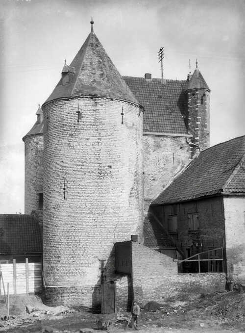 De achterkant van het pand ‘De Bruydt op de Trappen’ gelegen tegen de zuidzijde van de Gevangenpoort. (Foto: maart 1908, Rijksdienst voor het Cultureel Erfgoed)